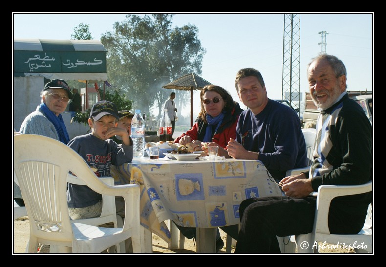 237 Dernier repas sur sol tunisien en bordure de route